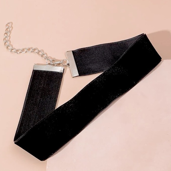 ⚜️[𝟯/$𝟮𝟴]⚜️NEW Thick Black Velvet Simple Choker - Picture 4 of 13